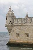 Die maurischen Wachtürme und Zinnen der Turm von Belém, Lissabon, Portugal.