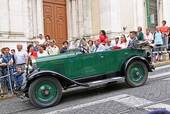 Ehe und altes Auto, Lissabon, Portugal.