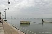 Die Ufer des Tejo und Vasco da Gama-Brücke, Park der Nationen, Lissabon, Portugal.