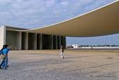 Die Betonwand der Flagge von Portugal auf der Expo 98, Nações, Lissabon, Portugal.
