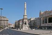 Restauradores-Platz und seine Obelisken, Lissabon, Portugal.