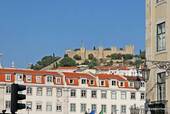Rossio, mit Blick auf die Hügel von Saint-Georgs-Burg, Lissabon, Portugal.