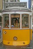 Der Straßenbahnfahrer, 28 eléctrico Herr Moniz, Lissabon, Portugal.