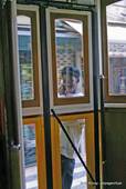 Hinter der Tür der Straßenbahn, Lissabon, Portugal.