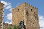 Dungeon des Schlosses von Mértola und Reiterstatue von Ibn Qasi, Portugal.