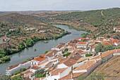 Panorama von Mértola und der Rio Guadiana, Portugal.
