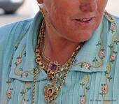Eine Frau, die Schmuck, Sitio, Nazaré liebt, Portugal.