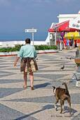 Die Frau und ihr Hund, Largo de Nossa Senhora da Nazaré, Portugal.