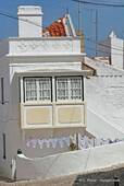 Sitio, erweiterte Balkonfenster, Nazaré, Portugal.