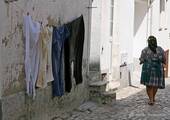 Das Wäschetrocknen in einer Gasse, Nazaré, Portugal.