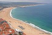Die Bucht und der Große Strand von Nazaré Blick Sitio, Portugal.