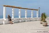 Der Portikus des Meeres und der Mann in der Baskenmütze, Sitio, Nazaré, Portugal.