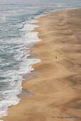 Allein die Fischer auf dem breiten Strand nördlich von Nazaré, Portugal.