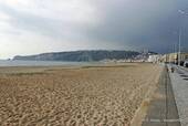 Praia da Nazaré und der Serra da Pederneira, Portugal.