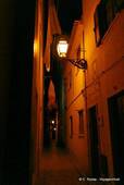 Beleuchtung eine Gasse in der Nacht, Nazaré, Portugal.