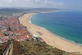 Panorama-Blick auf die Bucht und die Stadt von der Landzunge von Sitio, Nazaré, Portugal.