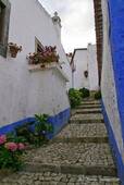 Eine Gasse mit einem gepflasterten Treppe, Óbidos, Portugal.