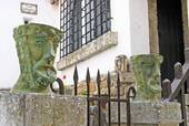 Casa Mourisca, mittelalterliche Köpfe, Óbidos, Portugal.