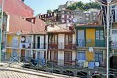 Kleine Häuser von Monchique Street, Porto, Portugal.