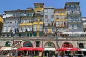 Typische Gebäude und Arkaden des Ribeira Kai, Porto, Portugal.