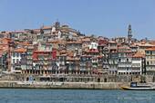 Gesamtansicht von den Docks von Porto vom Fluss Duro, Portugal.