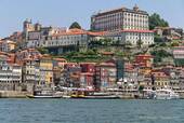 Die Kirche von São Lourenço und das Museum für Jonqueiro Krieg über dem Cais de Ribeira, Porto, Portugal.