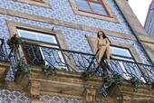 Das Modell auf dem Balkon, Rua de Belomonte, Porto, Portugal.