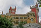 Eine der Fassaden und dem Glockenturm, Palast von Pena, Sintra, Portugal.