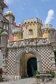 Das Portal und die Türme am Eingang, Pena-Palast, Sintra, Portugal.