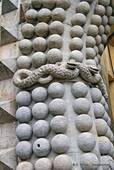 Konzentrieren Sie sich auf Schlangen und Kugeln Portal, Pena-Palast, Sintra, Portugal.