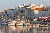 Fischerboote in den Largo Doutor José Pires Padinha, Tavira vertäut, Portugal.