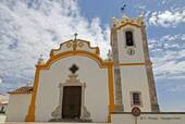 Die Kirche Unserer Lieben Frau von der Unbefleckten Empfängnis Vorderansicht, Vila do Bispo, Portugal.
