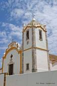 Der Glockenturm der Igreja de Nossa Senhora da Conceição, Vila do Bispo, Portugal.