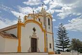 Die Vorderseite der Mutter Kirche, Vila do Bispo, Portugal.