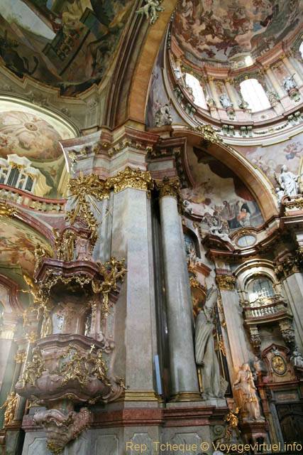 Église Saint-Nicolas (Kostel sv. Mikuláše), vue sur la chaire et le dôme, Malá Strana - Prag, Tschechische Republik