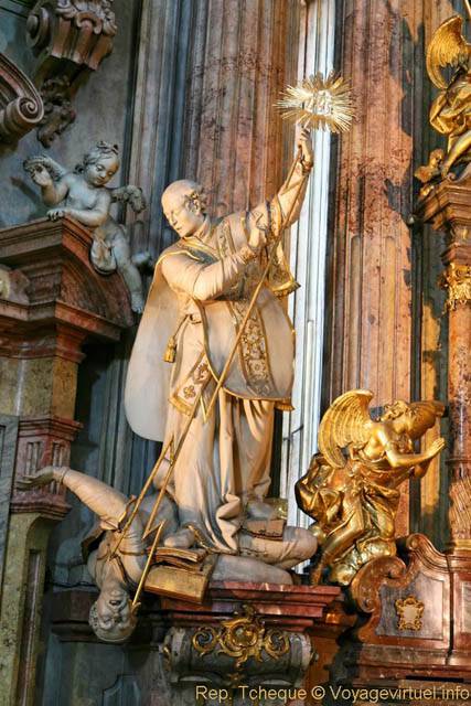 Domination catholique, statue de l'Église Saint-Nicolas (Kostel sv. Mikuláše), Malá Strana - Prag, Tschechische Republik