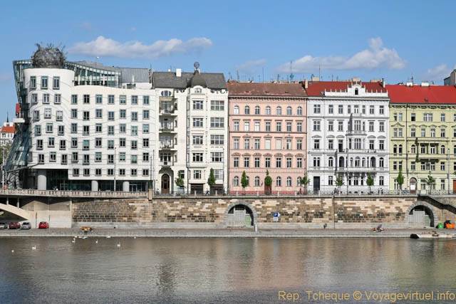 Le quai et la Maison dansante (Tancici Dum, Jiráskovo náměstí) - Prag, Tschechische Republik