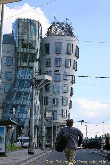 La Maison dansante, vue de côté, (Tancici Dum, Jiráskovo náměstí) - Prag, Tschechische Republik