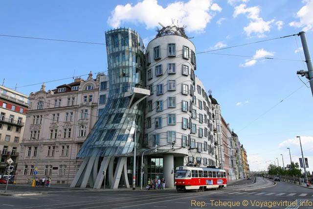 Tramway passant devant la Maison dansante (Tancici Dum, Jiráskovo náměstí) - Prag, Tschechische Republik