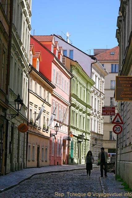 Hastalske Namesti, une ruelle pavée - Prag, Tschechische Republik