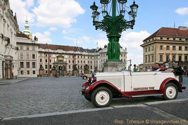Hradcanske Nam, vieille automobile du Sightseeing Tour - Prag, Tschechische Republik