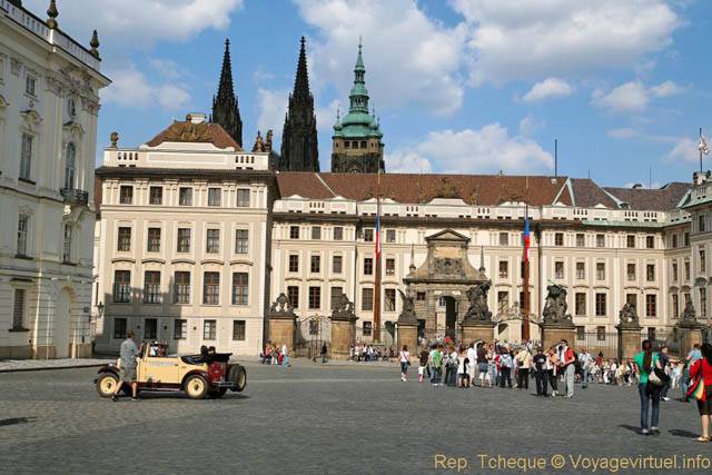 Hradcanske Nam, vue sur l'entrée du château - Prag, Tschechische Republik