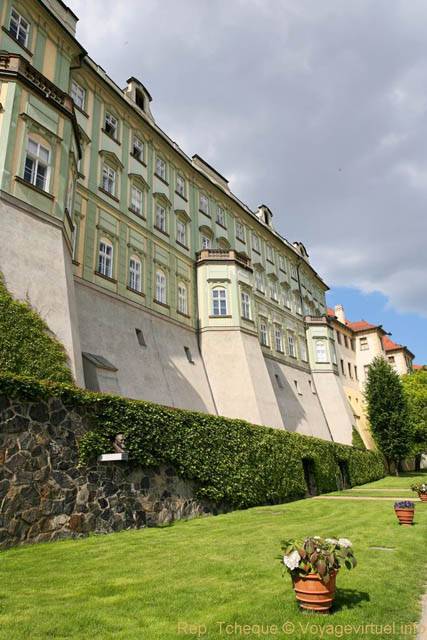 Hradčany, les murailles du château qui plongent dans le jardin, Zahrady, (Prazsky Hrad) - Prag, Tschechische Republik