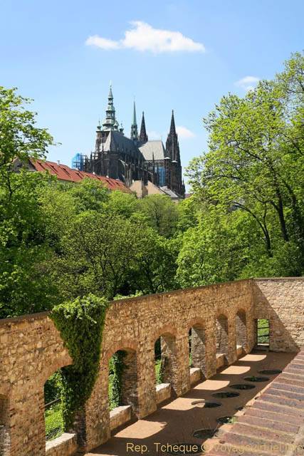 Hradčany, la Cathédrale Saint Guy vue depuis les jardins - Prag, Tschechische Republik