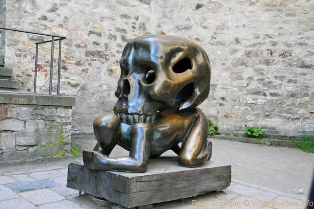 Hradčany, Daliborka Prazsky, œuvre en cuivre de Jaroslav Róna, parabole à tête de mort - Prag, Tschechische Republik