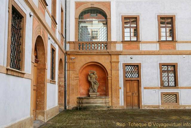 Statue dans une niche, Hradčany, Loretanska - Prag, Tschechische Republik