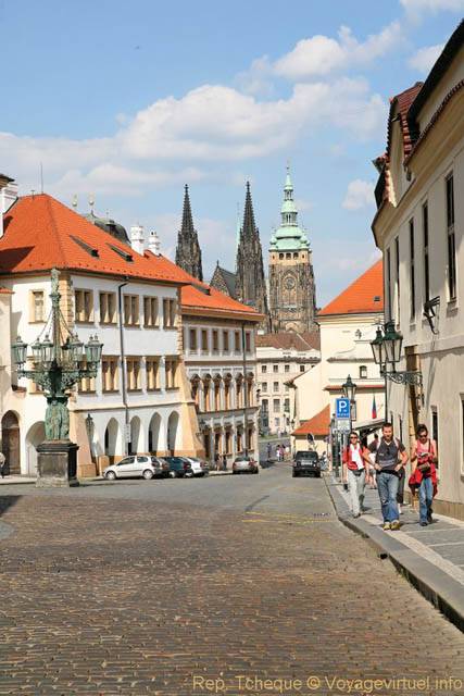 Hradčany, en descendant Loretanska vers le château - Prag, Tschechische Republik
