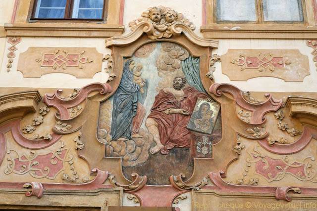 Gros plan sur le tableau et la décoration en façade, Loretanska, Hradčany - Prag, Tschechische Republik
