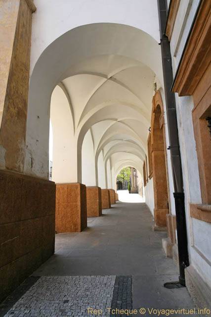 Hradčany, Loretanska, voûtes croisées et arcades blanches - Prag, Tschechische Republik