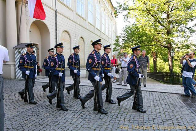 Hradčany, la relève de la garde, Powder Bridge Mostu - Prag, Tschechische Republik